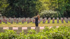Graven op Sovjet Ereveld in Leusden beklad met politieke leuzen