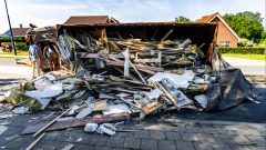 Vrachtwagen met puin kantelt in Maarssen, weg tijdelijk afgesloten
