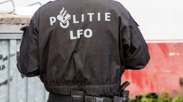 Vaten met onbelende vloeistof aangetroffen in kelderbox, verdachte aangehouden