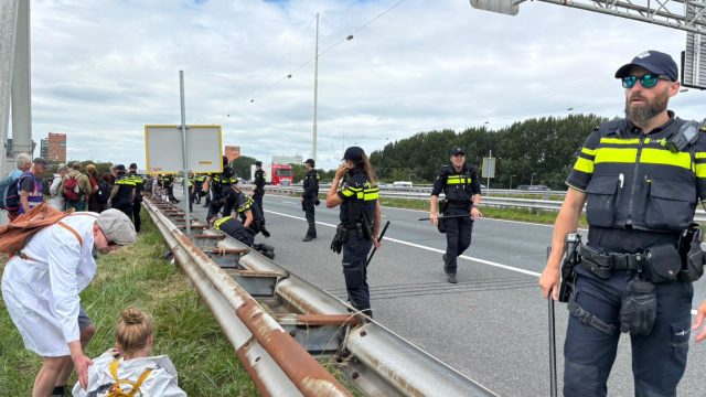 Politie arresteert demonstranten tijdens mislukte blokkade A12