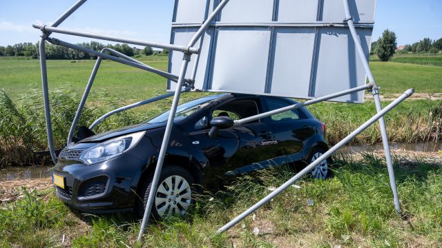 Automobilist verliest controle en botst tegen verkeersbord in Amstelhoek