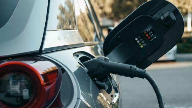 Langzamer opladen elektrische auto's ontlast stroomnet in Utrecht