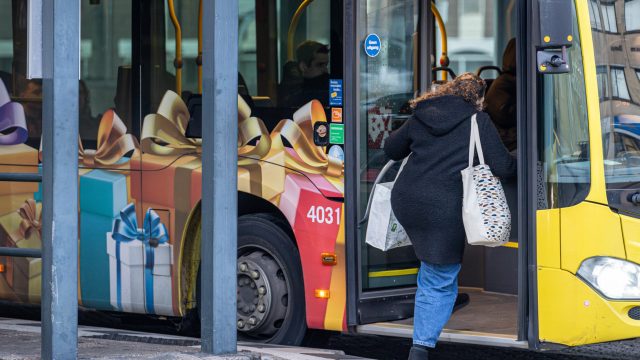 Gratis openbaar vervoer voor kinderen in 2027, korting voor ouderen vervalt