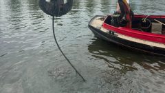 IJzeren staaf in Utrechtse Vaartsche Rijn verwijderd na melding van buurtbewoners