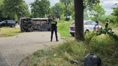 Bestelbus kantelt na botsing met boom in Rhenen