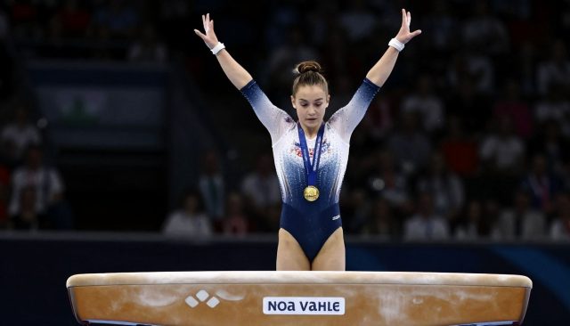 17-jarige Noa Vahle wint goud bij EK turnen met historische sprongcombinatie