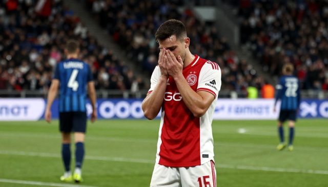 Ajax verliest met 3-0 van GA Eagles in pijnlijke oefennederlaag