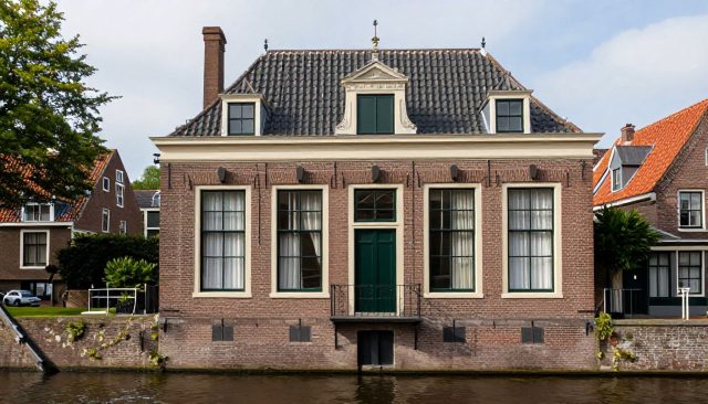 Historisch grachtenhuis in Workum met 17e-eeuwse gevel te koop voor €295.000